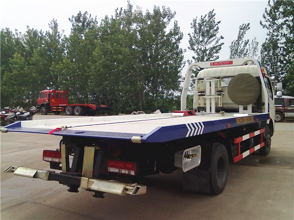 東風(fēng)多利卡事故車(chē)輛拖車(chē)