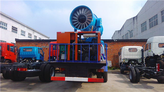 東風(fēng)145打藥車(chē)后視圖