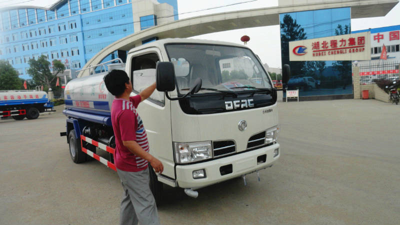 正在給5噸<a href=http://www.maosuijiuye.cn/ssc target=_blank class=infotextkey>灑水車</a>做出廠前準(zhǔn)備