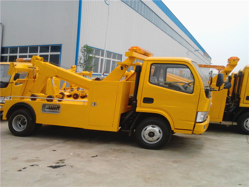 停在清障車車間外的小型拖吊型清障車,準(zhǔn)備隨時出口