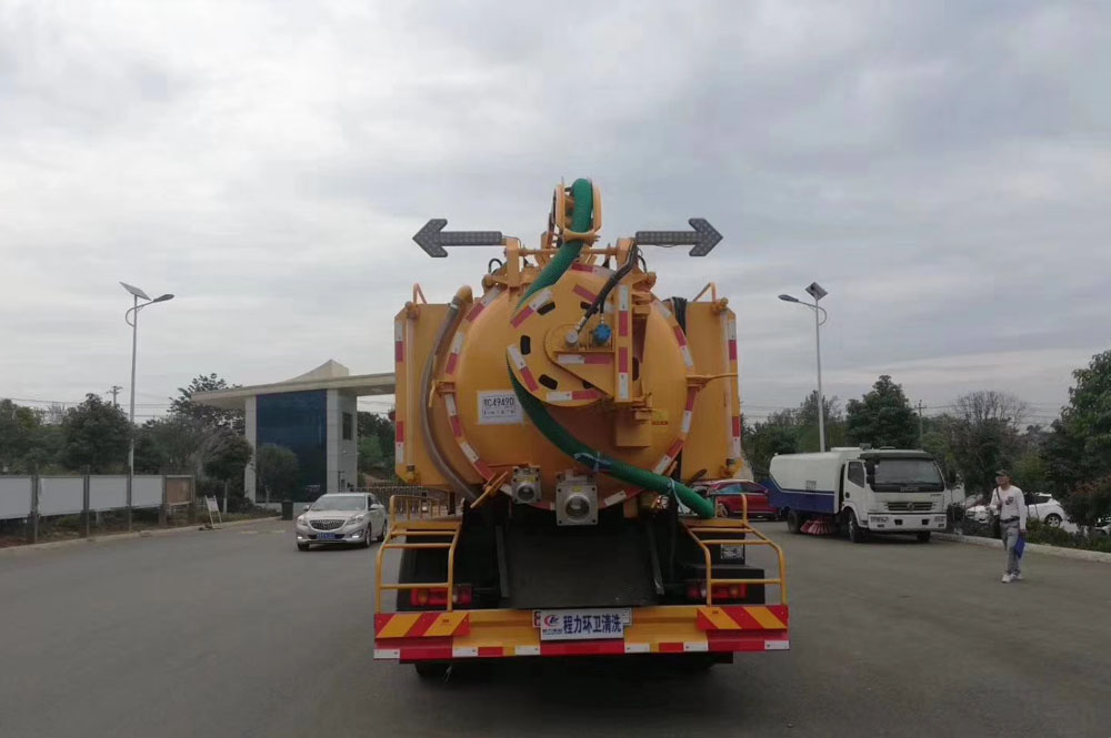 東風(fēng)天錦國(guó)六清洗吸污車圖片5