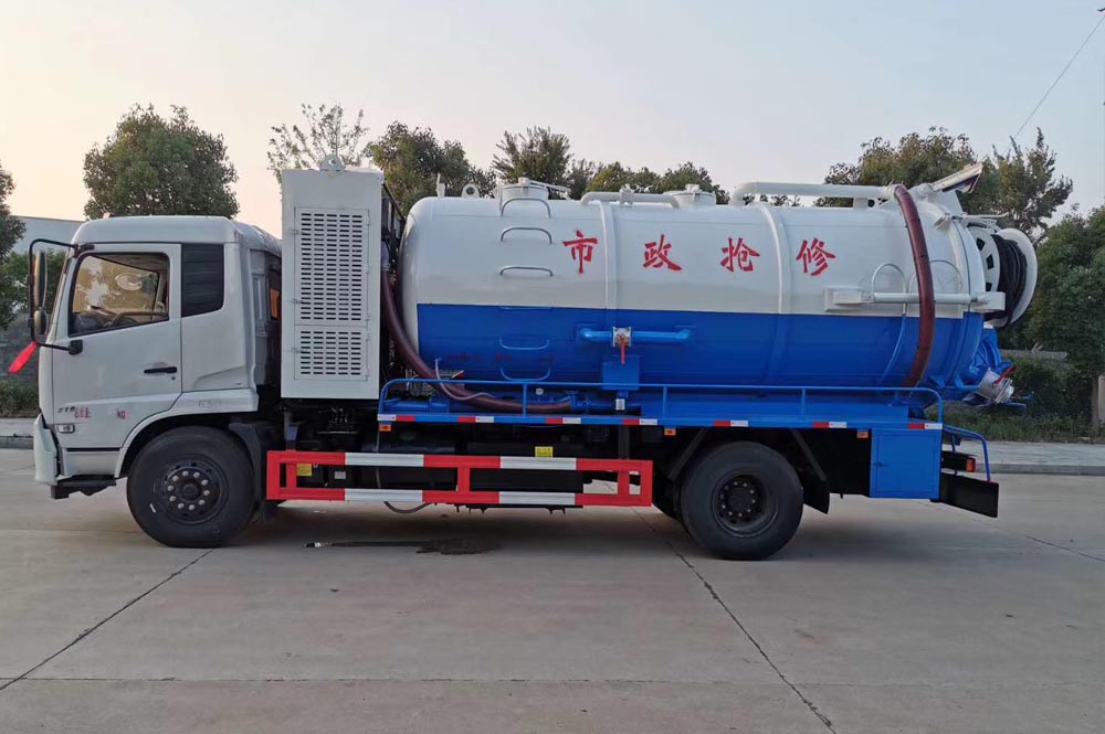 東風天錦國六清洗吸污車帶副發(fā)動機圖片4