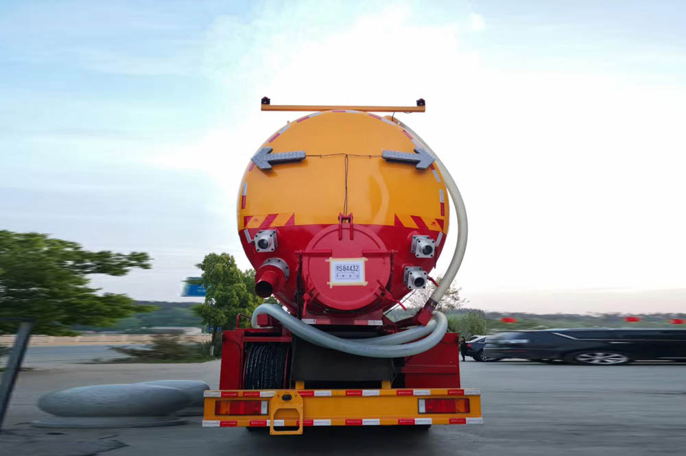 東風(fēng)天龍前四后八國六清洗吸污車帶副發(fā)動機圖片3