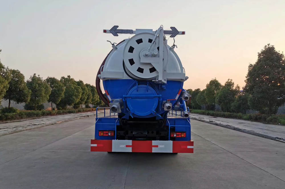 東風天錦國六清洗吸污車帶副發(fā)動機圖片5