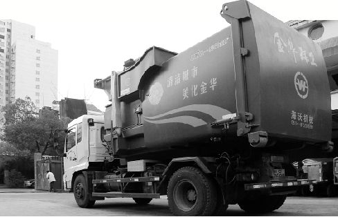 昨天，一輛酷似裝甲車的環(huán)衛(wèi)車照片在金華網(wǎng)民中流傳，金華用上如此帥氣的環(huán)衛(wèi)車，許多網(wǎng)友很好奇。