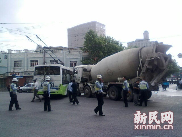 一輛19路電車在新閘路成都北路路口被一輛水泥<a href=http://www.maosuijiuye.cn/jbc/ target=_blank class=infotextkey>攪拌車</a>攔腰撞擊，車毀嚴重。通訊員 殷佳維 攝