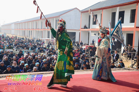 “人大代表號(hào)”大型流動(dòng)<a href=http://www.maosuijiuye.cn/wtc/ target=_blank class=infotextkey>舞臺(tái)車(chē)</a>駛進(jìn)李村鎮(zhèn)