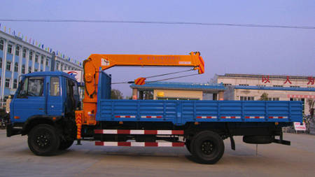 隨車起重機(jī)除了能夠吊裝外，還能夠 對(duì)貨物運(yùn)輸，做到了一車兩用，一車多用