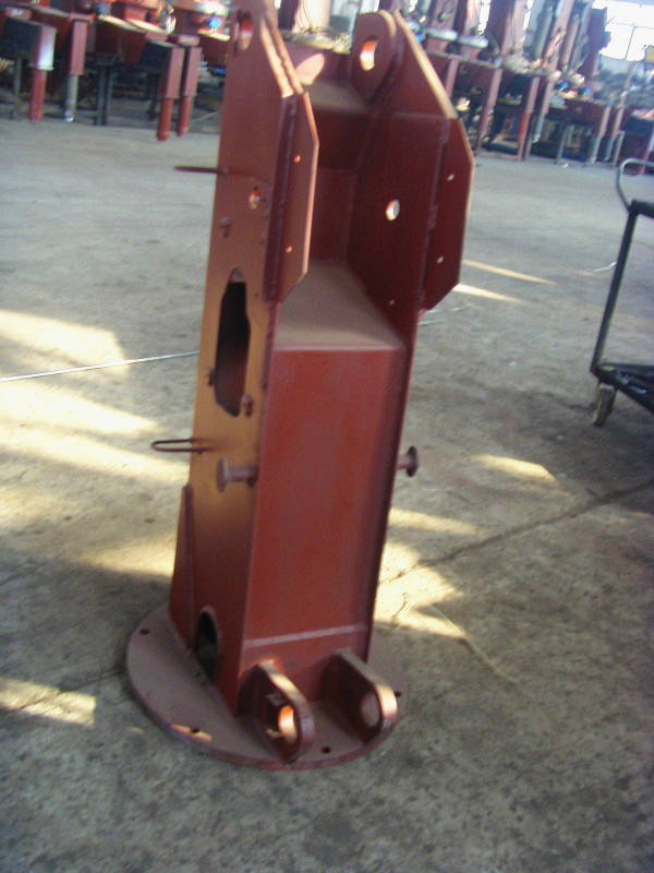 隨車吊的立柱：立柱是連接吊臂和機(jī)架的重要部件，貨物左右旋轉(zhuǎn)時(shí)主要靠立柱