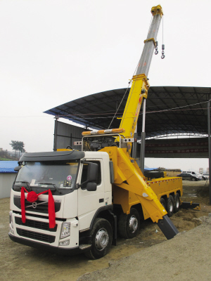 昨日，目前國內(nèi)最大噸位的道路<a href=http://www.maosuijiuye.cn/qzc/ target=_blank class=infotextkey>清障車</a>正式“落戶”貴陽。該清障車車價(jià)近300萬元，集吊裝、拖車于一體，最大起吊高度13.2米，最大拖牽重量54噸，最大起吊重量60噸，可安全快速地對(duì)交通事故中側(cè)翻的重型貨車、重型<a href=http://www.maosuijiuye.cn/ygc/ target=_blank class=infotextkey>油罐車</a>等進(jìn)行起吊、救援和拖運(yùn)，及時(shí)恢復(fù)現(xiàn)場交通。曾秦 攝