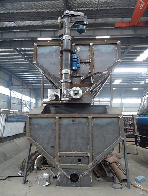 正在生產(chǎn)中的散裝<a href=http://www.maosuijiuye.cn/siliaoche/ target=_blank class=infotextkey>飼料車</a>罐體