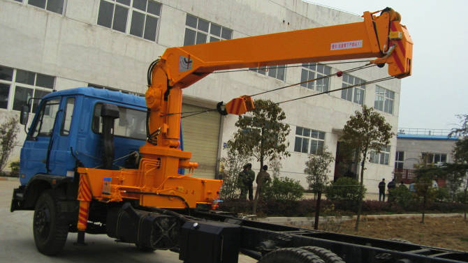 直臂式隨車起重機(jī):  直臂式隨車起重機(jī)是通過吊臂的伸縮油 缸把吊臂伸出或縮回。