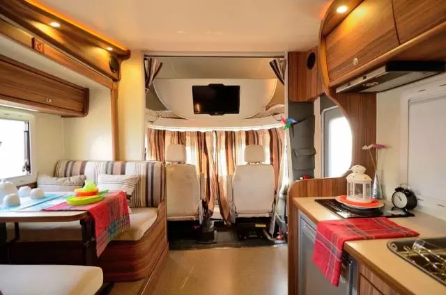 適合國內(nèi)使用的自行式C型房車 適合國內(nèi)使用的自行式C型房車