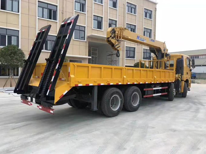 程力隨車(chē)吊徐工吊機(jī)12噸徐工漢風(fēng)隨車(chē)吊帶爬梯圖片3