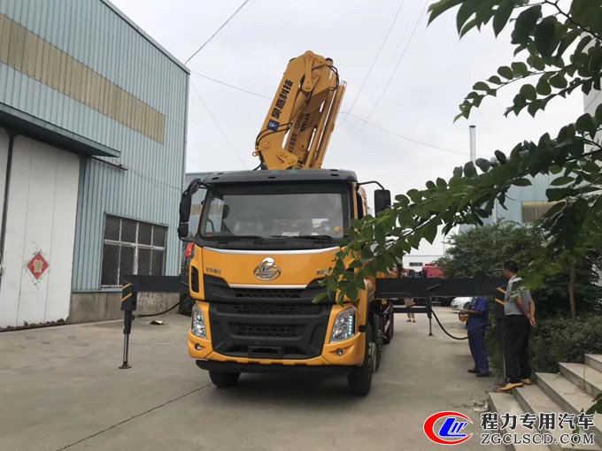 程力隨車吊16噸吊機柳汽乘龍隨車吊圖片2