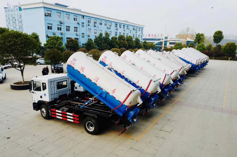 東風(fēng)多利卡D9國(guó)六11.6方吸污車(chē)圖片5