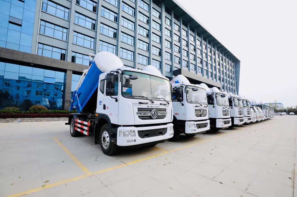 東風(fēng)多利卡D9國(guó)六11.6方吸污車(chē)圖片3