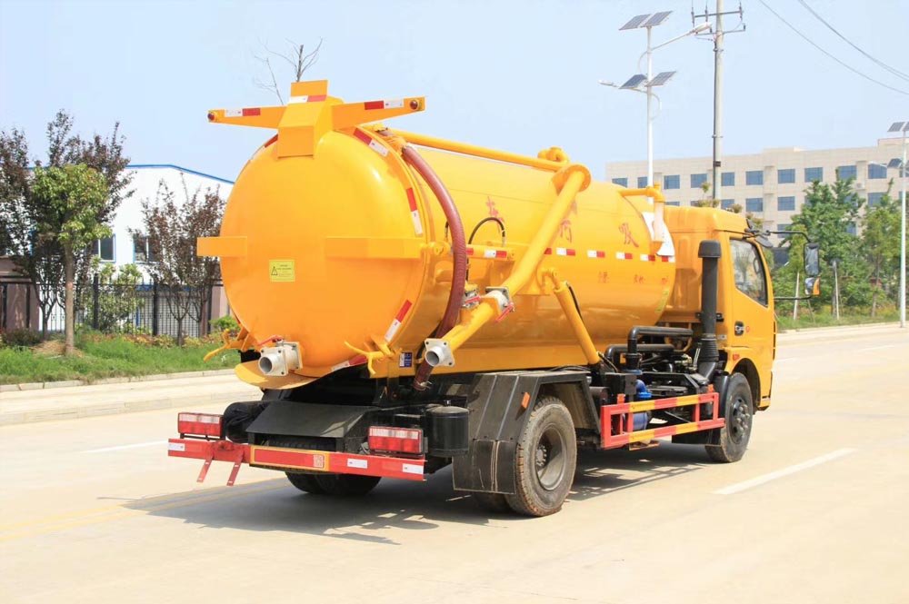 東風(fēng)多利卡D7國(guó)六8方吸污車(chē)圖片5