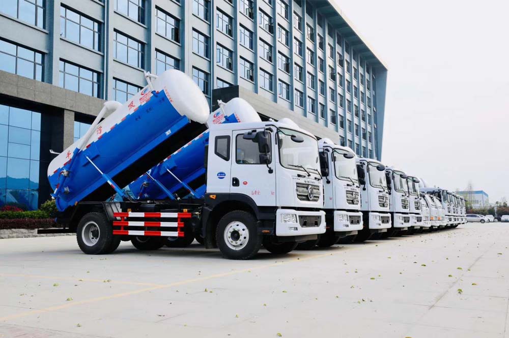 東風(fēng)多利卡D9國(guó)六11.6方吸污車(chē)圖片2